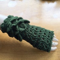 crochet fingerless gloves with crocodile stitch