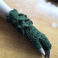 crochet fingerless gloves with crocodile stitch