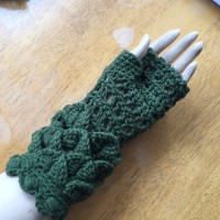 crochet fingerless gloves with crocodile stitch