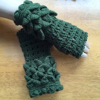 crochet fingerless gloves with crocodile stitch