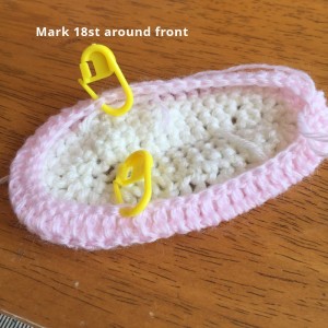 How To Crochet Scallop Edged Baby Shoes ・ClearlyHelena
